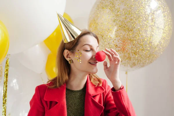 Wanita menyentuh hidung badut merah — Stok Foto