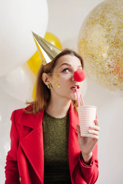 Mujer sosteniendo taza y bebiendo — Foto de Stock