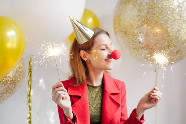 Jovem mulher segurando sparklers — Fotografia de Stock