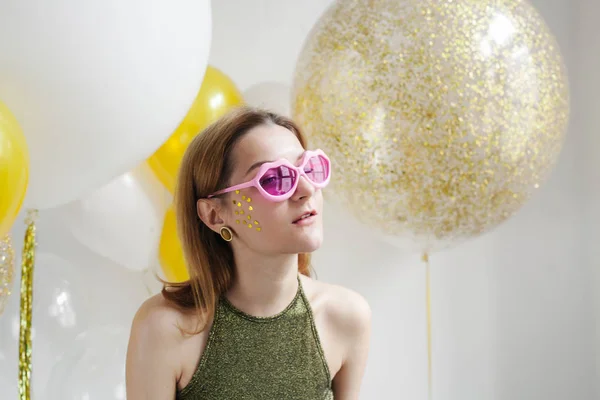 Αστεία νεαρή γυναίκα σε ροζ γυαλιά — Φωτογραφία Αρχείου
