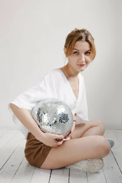 Fiatal nő tartja disco labdát — Stock Fotó