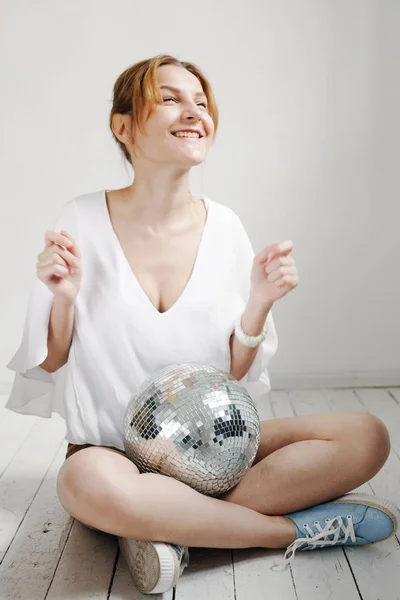 Молода жінка з диско-кулькою — стокове фото