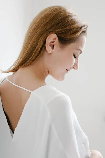 Retrato de una chica joven y elegante riendo mirando a la cámara. Copiar espacio. Aislado sobre blanco —  Fotos de Stock