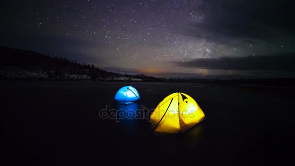 Time lapse of Milky Way over the viewing field and camping tents at Ngorongoro crater, Tanzania — Stock Video