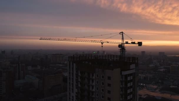 Drone aéreo tiro de canteiro de obras do edifício de escritórios de vidro moderno na cidade — Vídeo de Stock