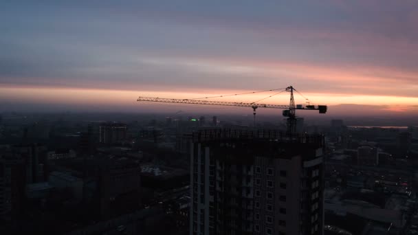 Воздушный дрон на строительной площадке современного здания стеклянного офиса в городе — стоковое видео