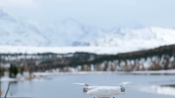 Drone volante sullo sfondo di una foresta innevata . — Video Stock