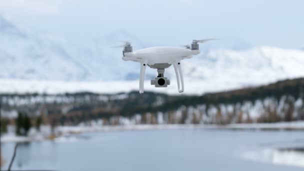 Drone volando en invierno — Vídeo de stock