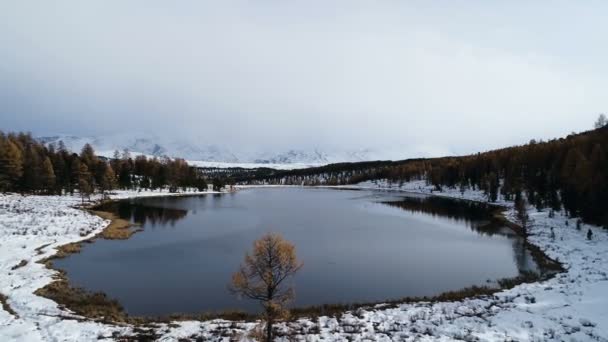 Горное озеро на фоне Эвереста — стоковое видео