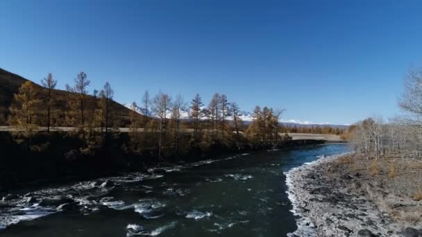 Letecký pohled. Létání nad krásné horské řeky. Letecká kamera natáčela. Panorama krajiny — Stock video