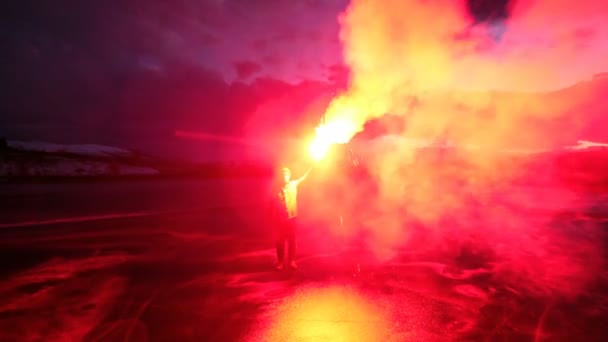 Signal Flare qui s’est tenue vers le haut dans la tempête de neige