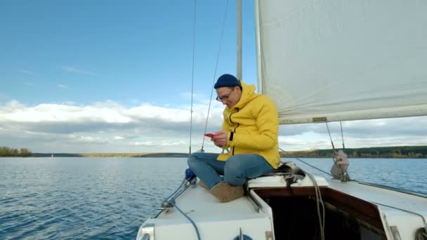 Mann fotografiert vom Boot aus — Stockvideo