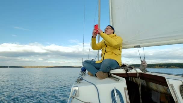 Hombre tomando fotos desde el barco — Vídeo de stock