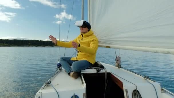 Casual man met Vr-bril en smartphone en ervaren zittend op een zeilboot en op zoek gelukkig. — Stockvideo