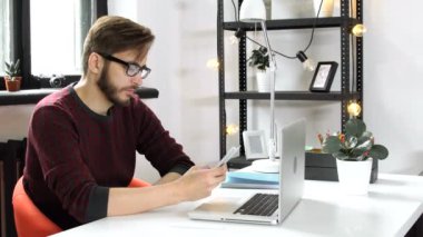 Yaratıcı Yöneticisi ofiste oturan fikri yazı