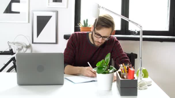 Kreativer Manager schreibt Idee im Büro — Stockvideo