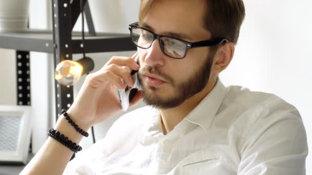 Homme d'affaires parlant par téléphone tenir dans la main gros plan — Video