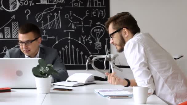 Командна робота: бізнес-обговорення за офісним столом — стокове відео