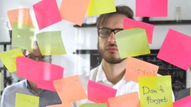 Dostum yapışkan not etiket üzerinde ofis, Toplantı sırasında postasında fikir bulunmakta