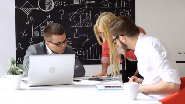 Trabajo en equipo: discusión de negocios en la mesa de la oficina — Vídeos de Stock