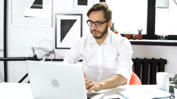 Creative manager skriver tanken som sitter på kontor — Stockvideo