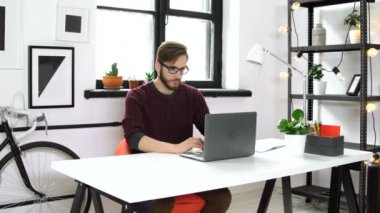 Yaratıcı Yöneticisi ofiste oturan fikri yazı