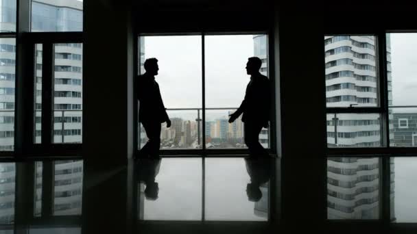 Partnerschap concept: twee man silhouet handdruk — Stockvideo