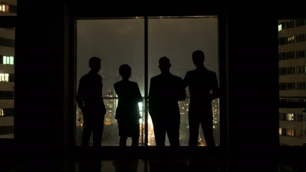 Team zakenvergadering in office en praten in de nacht — Stockvideo