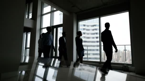 El equipo de negocios viene a la reunión en la oficina — Vídeo de stock