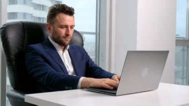 Formal giyim laptop kullanma office işadamı