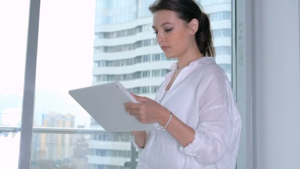 Ofiste Tablet kullanan genç iş kadını — Stok video