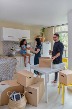 Kiralık Ev 'de Melez Aile Grubu Taşınıyor. Oyuncu Baba 'nın Karton Paket Paketini Taşımaya veya Açmaya Bakış