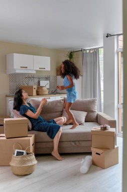 Anne ve kız çokbilmişler yeni bir daireye taşınıyorlar. Kanepede zıplayıp oynarken iyi eğlenceler..