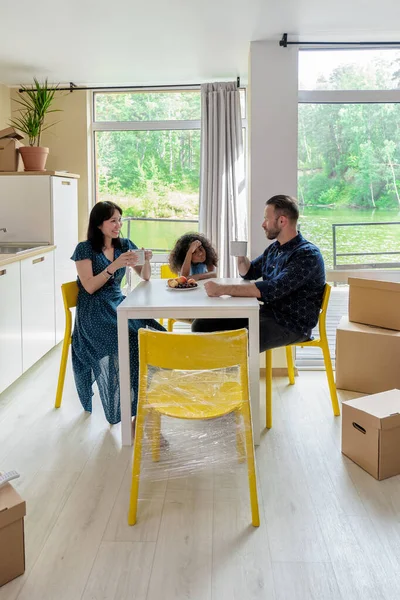 Família mestiça feliz Família Grupo Mudar em Rent Real Estate. Positivo olhando para recolocação ou desembalagem de embalagem da caixa pelo pai brincalhão — Fotografia de Stock