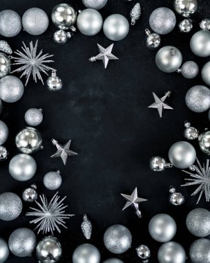 Noel oyuncakları, yıldızlar, toplar masanın üstünde. Üst görünüm, yazıtlar için bir yer var..