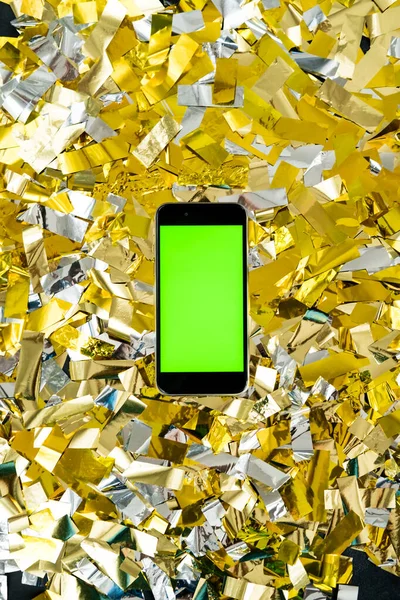 Kreatív újév vagy karácsonyi okostelefon mockup lakás feküdt felső nézet Xmas ünnep ünneplés mobiltelefon ezüst arany papír háttér. Sablonminta 2020-ig — Stock Fotó