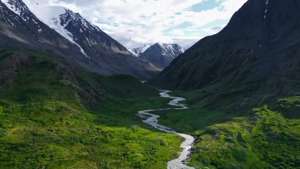 空中无人机图像视图：在秋日柔和的阳光下飞越森林、草地和山丘的高山。 俄罗斯阿尔泰山脉。 宏伟的风景。 美丽的世界 4k分辨率. — 图库视频影像