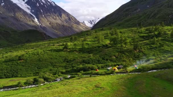 Camping Maelifell gente acampando con tiendas de campaña cerca de la montaña verde en Altai en la puesta del sol, naturaleza islandesa, reglas de camping, musgo verde y hierba con río cerca . — Vídeos de Stock