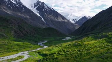 Puslu Ormanın Üzerinden Hava Uçuşu Renkli Sonbahar Ağaçları Altın Saat Günbatımı Renkleri Efsanevi Zafer Yürüyüşü ve Turizm Konsepti. Altay Dağı, Rusya