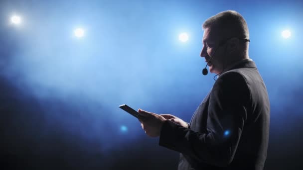 Entrenador de negocios de mediana edad dando una presentación. El exitoso jefe de negocios presenta un nuevo proyecto a los empleados en la sala de conferencias. Empresario usando la tableta, foro de gente de negocios . — Vídeos de Stock