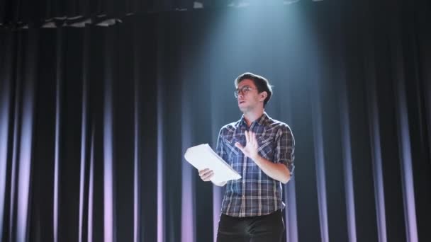 Levante-se comediante no palco. Jovem fala piada em microfone ou canta músicas . — Vídeo de Stock