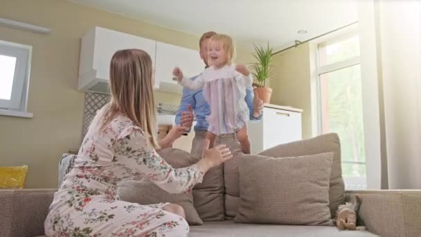 Kiralık Ev 'de Aktif Aile Taşınması. Playful Family 'nin "Kutu Paketi' nin Taşınması" ya da "Kutuları Açma" ya olumlu bakıyorum. Küçük kız annesinin kucağına atlıyor. Hayatın ya da hayalin tadını çıkarmak. — Stok video