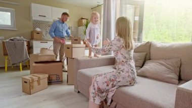 Kiralık Ev 'de Aktif Aile Taşınması. Playful Family 'nin 