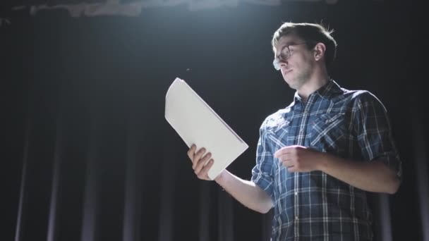 Tiro médio de atores e atrizes que ensaiam uma cena em um teatro. Tiro médio de um ator realizando um monólogo em um teatro enquanto segurava seu roteiro — Vídeo de Stock