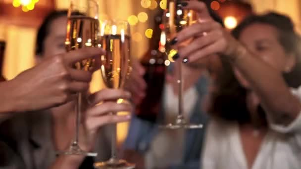 Los jóvenes están celebrando algo en la cafetería. Están tintineando vasos con cerveza y cócteles, bebiendo y charlando. Celebración moderna en concepto de bar . — Vídeo de stock