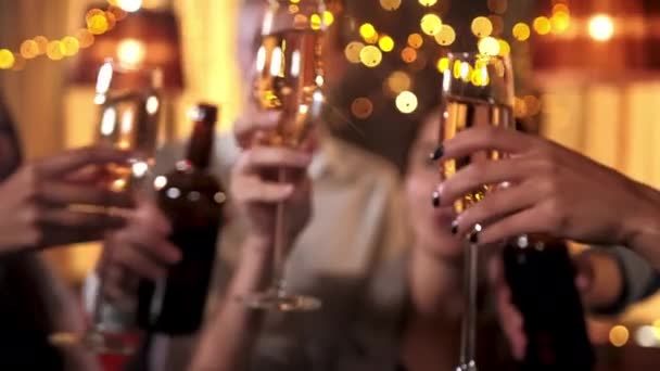 Los jóvenes están celebrando algo en la cafetería. Están tintineando vasos con cerveza y cócteles, bebiendo y charlando. Celebración moderna en concepto de bar . — Vídeo de stock