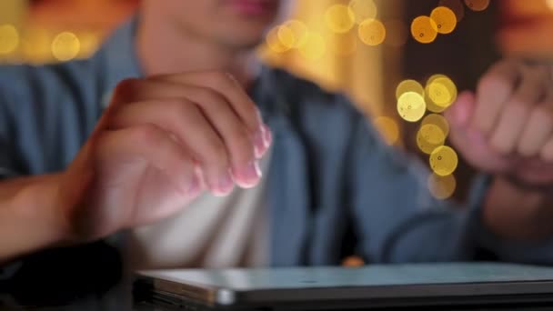 Закрыть рукопожатный парень использует цифровой планшет, сидя за барной стойкой в пабе — стоковое видео
