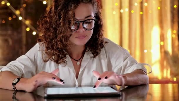Retrato de cerca de una joven mujer de negocios usando tableta digital . — Vídeos de Stock