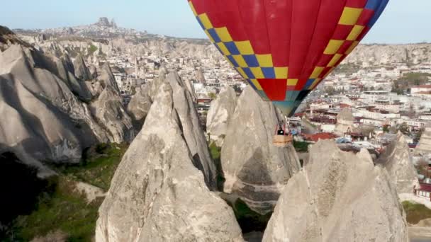 Färgglada röda blå gula färger varmluftsballonger antenn drönare flyg. Den stora turistattraktionen i Kappadokien. Kappadokien landskap med stenar och hus. Goreme, Kappadokien, Turkiet — Stockvideo