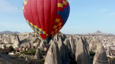 Renkli Kırmızı Mavi Sarı Renkler Sıcak Hava Balonları Hava Aracı Uçağı. Kapadokya 'nın büyük turistik cazibesi. Kapadokya 'da kayalar ve evler var. Goreme, Kapadokya, Türkiye